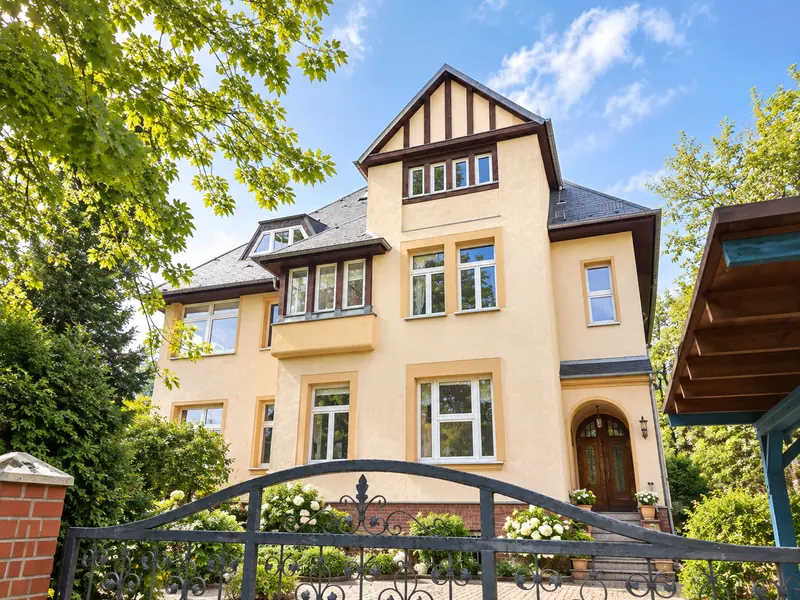 Exklusives Wohnerlebnis: großzügige Stadtvilla mit historischer Ausstattung und Gartenparadies