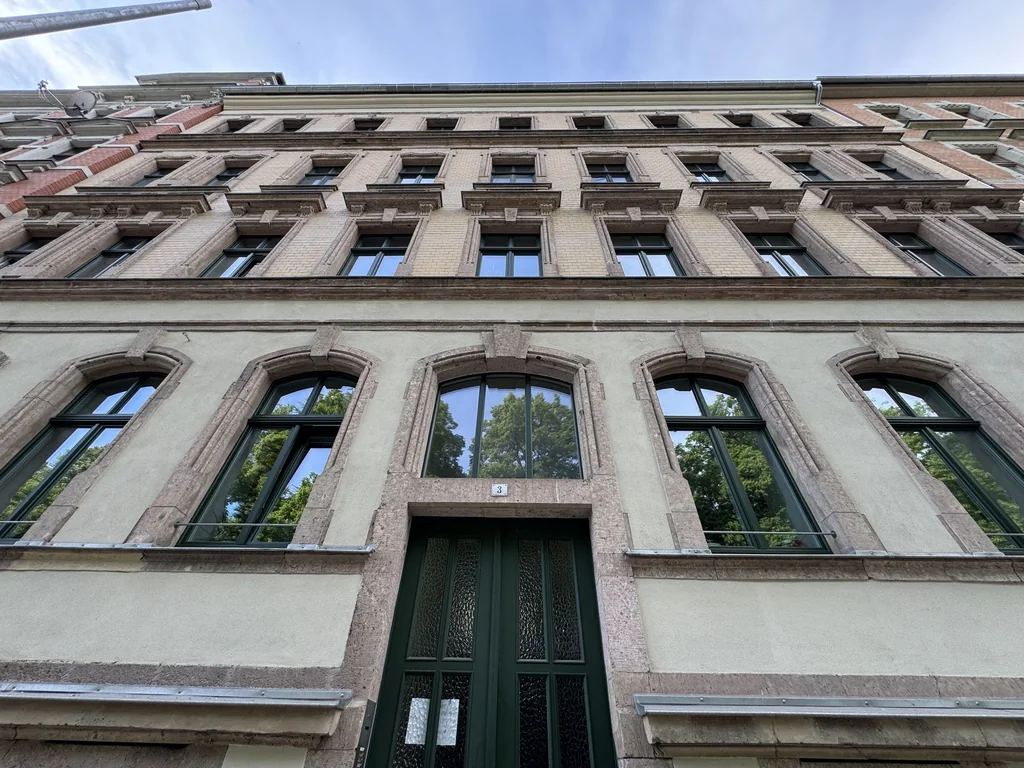 Wohnen am Schlossteich - attraktive 3-Zimmer-Wohnung mit großzügigem Balkon und Parkettfußboden