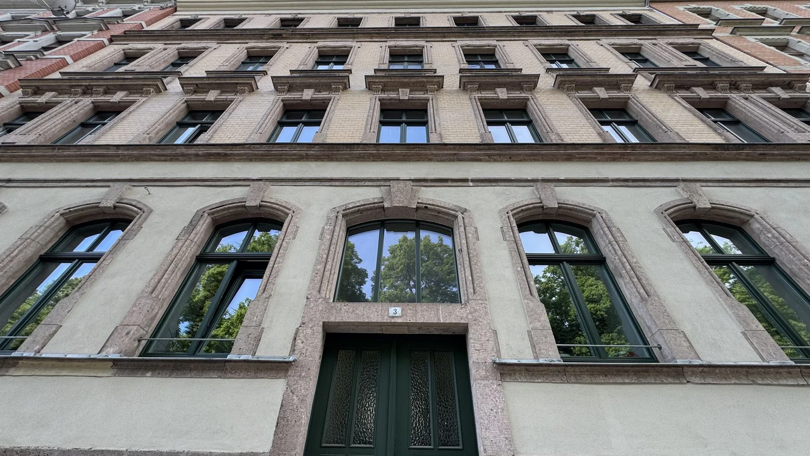 Wohnen am Schlossteich - attraktive 3-Zimmer-Wohnung mit großzügigem Balkon und Parkettfußboden