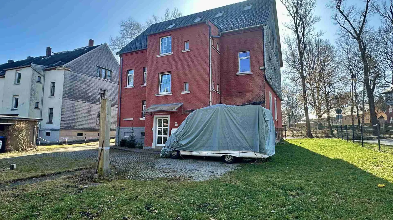 Mehrfamilienhaus mit großem Grundstück zur Entwicklung