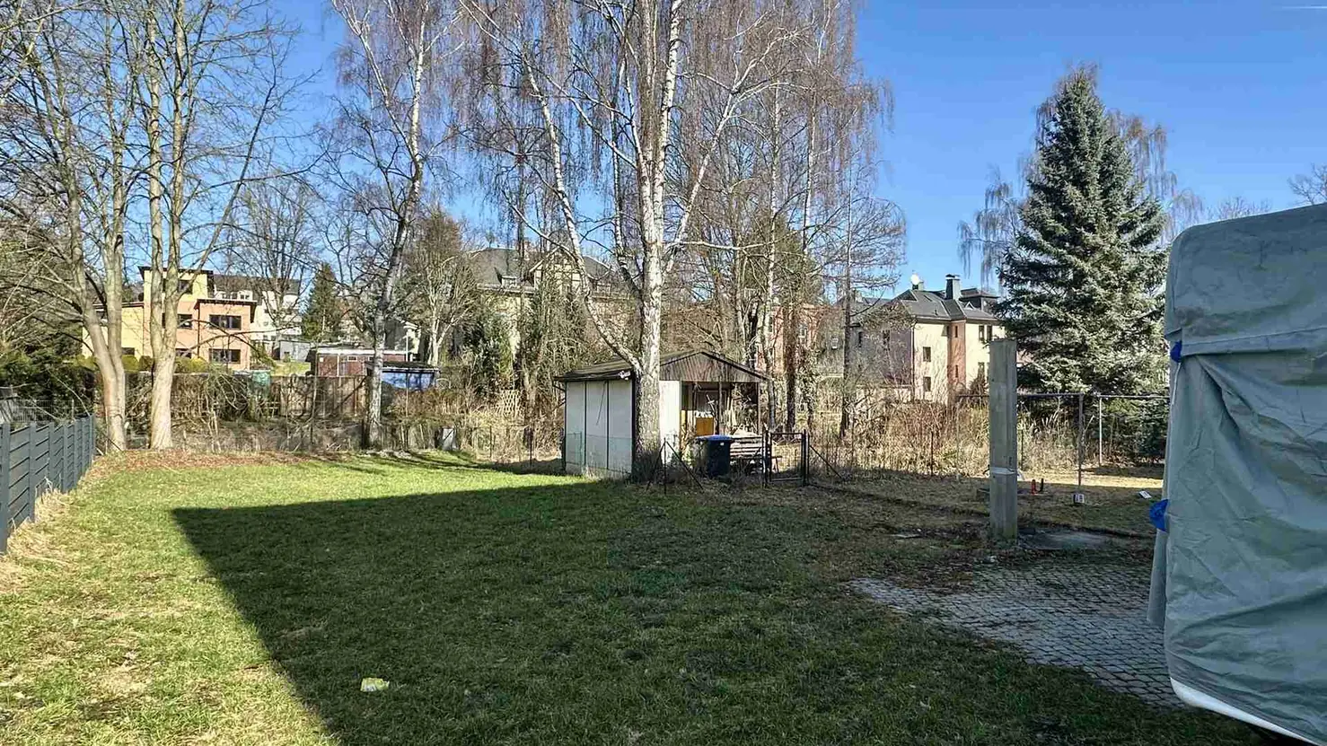 Mehrfamilienhaus mit großem Grundstück zur Entwicklung