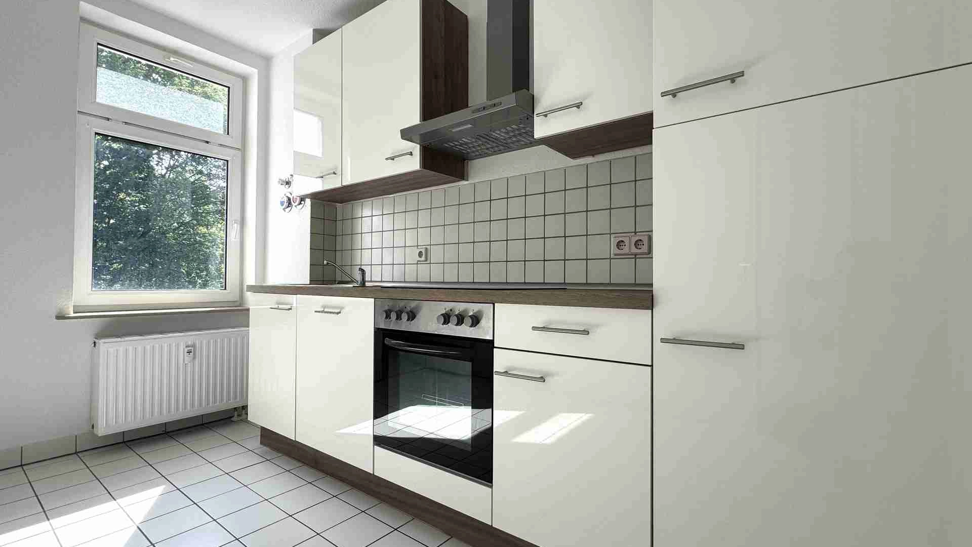 Helle 2-Raum-Wohnung mit Tageslichtbad, Einbauküche und Gemeinschaftsgarten