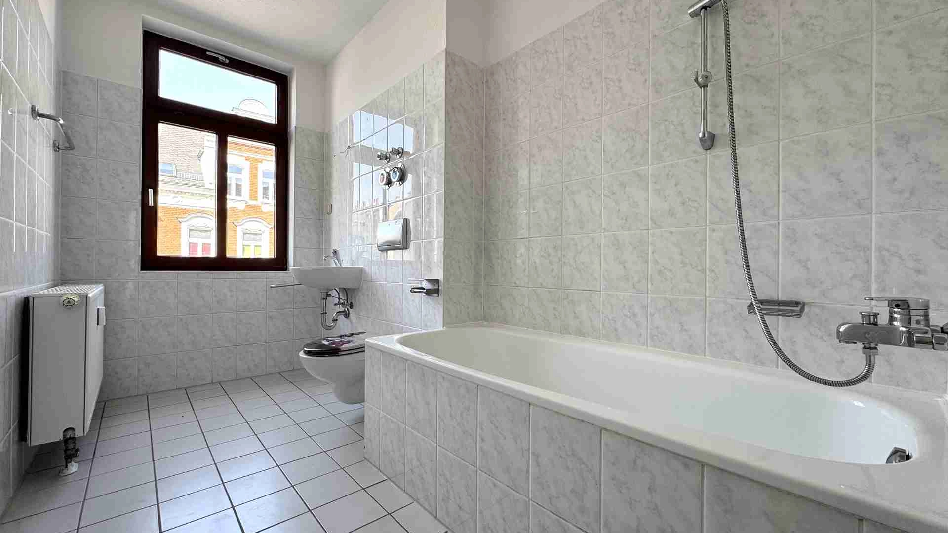 Helle 2-Raum-Wohnung mit Tageslichtbad, Einbauküche und Gemeinschaftsgarten
