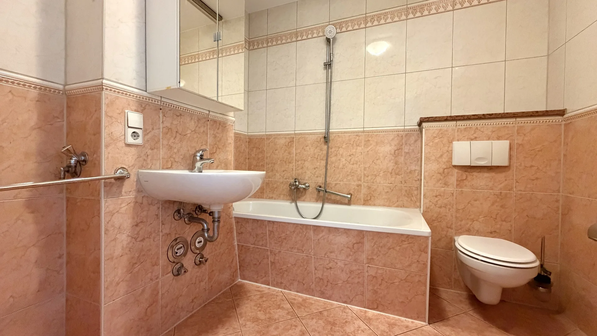 Helle 3-Zimmer-Wohnung mit Badewanne und sonnigem Balkon