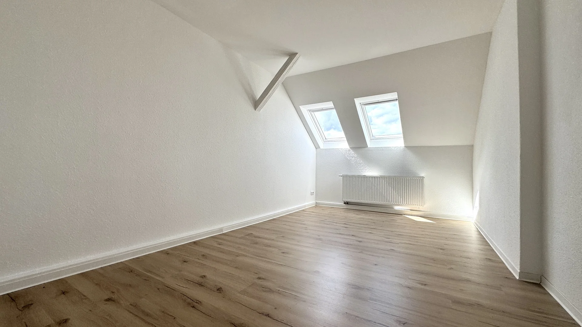 Ideal für Familien - Moderne 4-Zimmer-Dachgeschosswohnung mit Balkon
