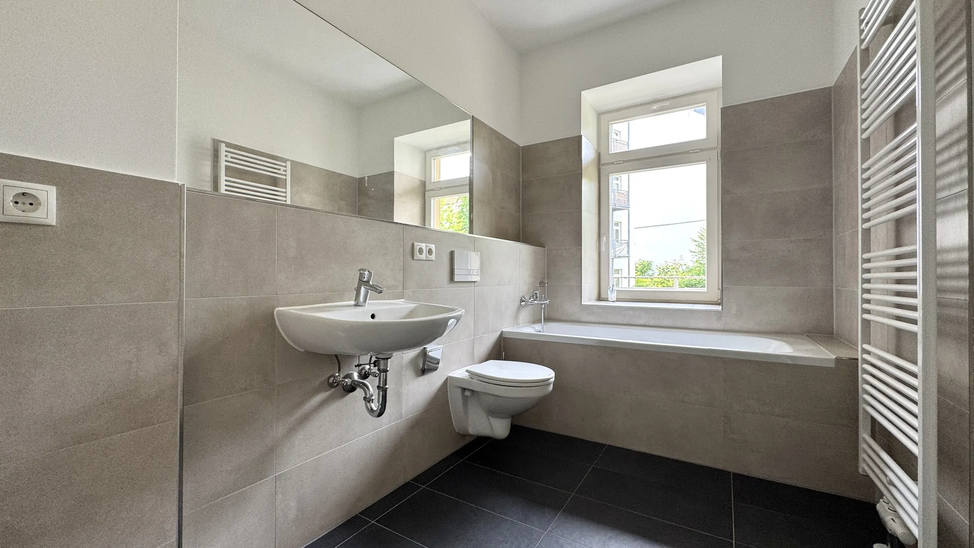 Wohnen am Schlossteich - attraktive 3-Zimmer-Wohnung mit großzügigem Balkon und Parkettfußboden