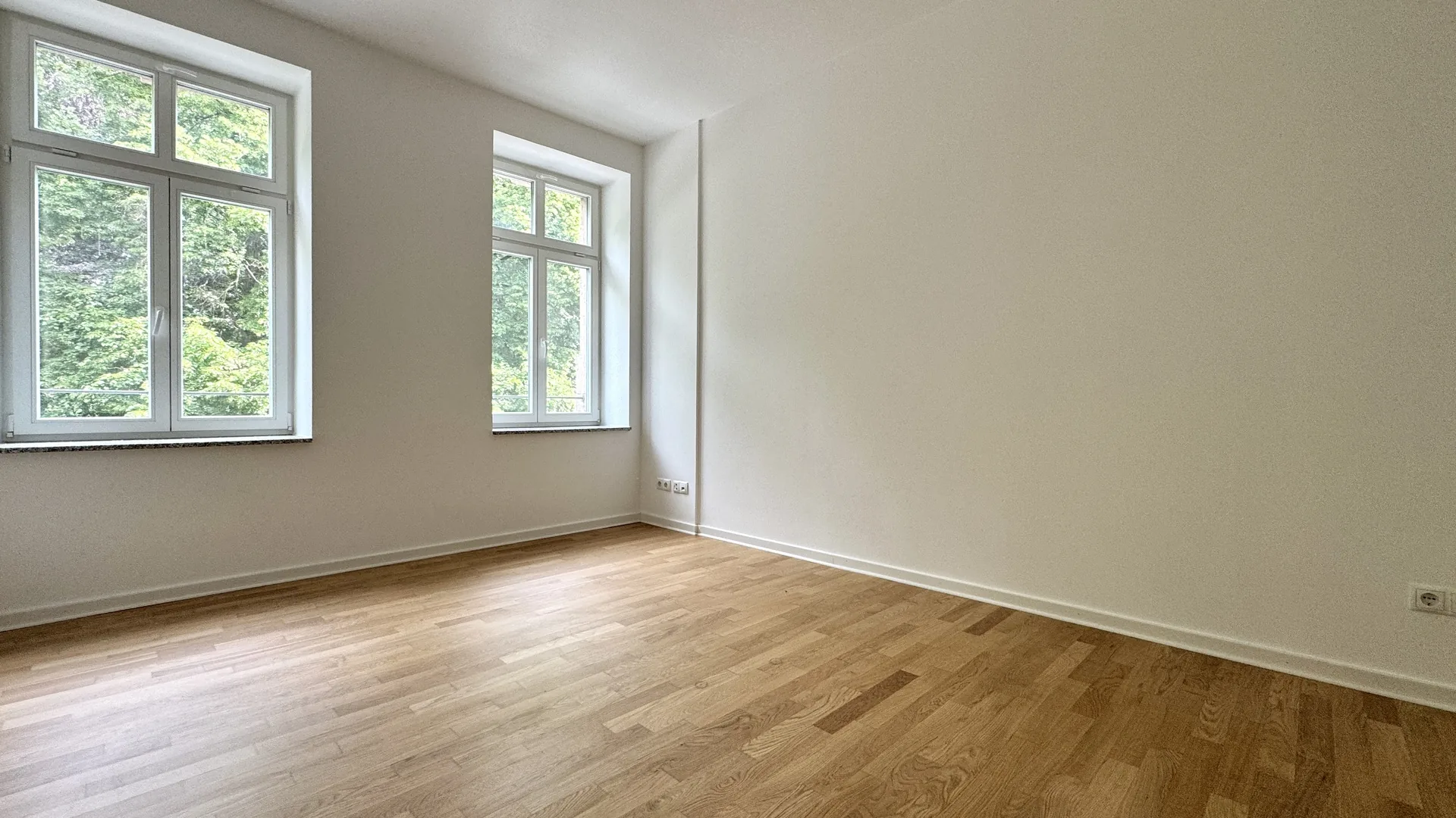 Wohnen am Schlossteich - attraktive 3-Zimmer-Wohnung mit großzügigem Balkon und Parkettfußboden