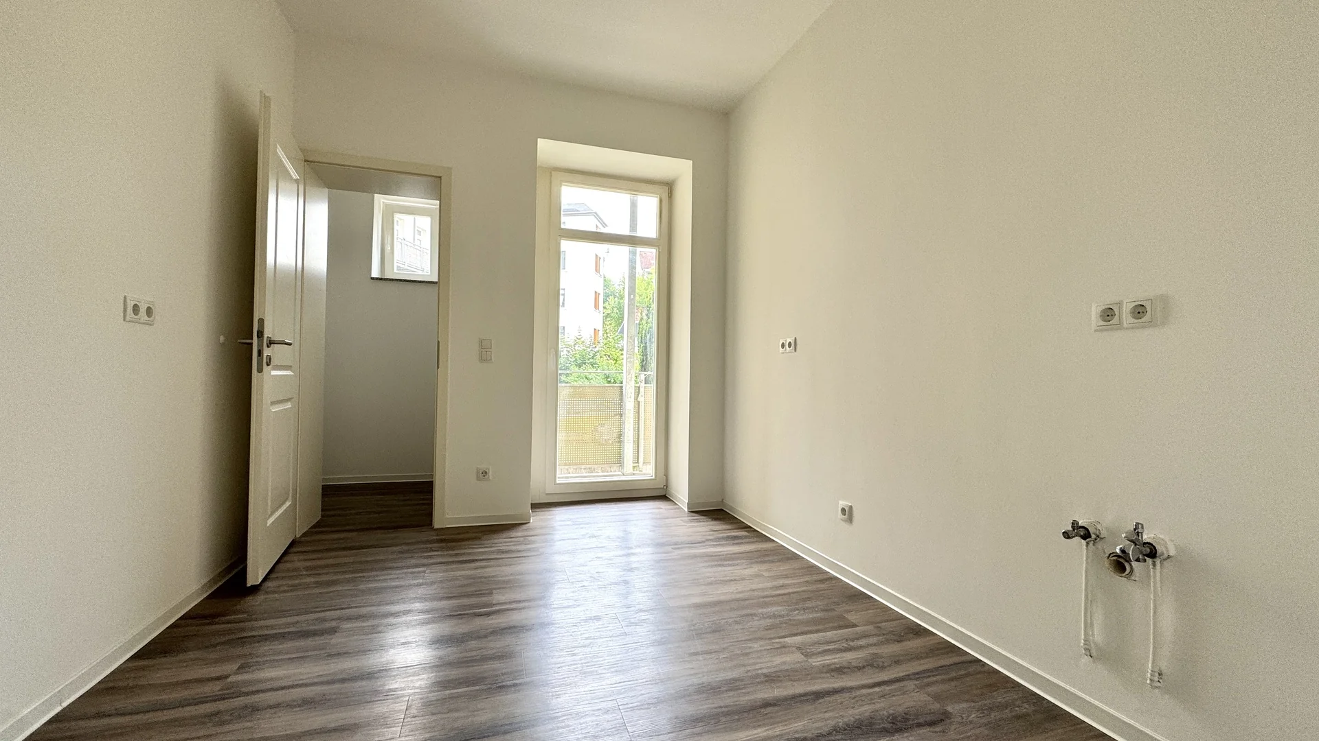 Wohnen am Schlossteich - attraktive 3-Zimmer-Wohnung mit großzügigem Balkon und Parkettfußboden