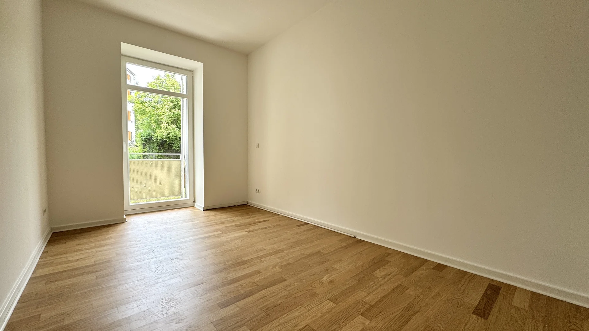 Wohnen am Schlossteich - attraktive 3-Zimmer-Wohnung mit großzügigem Balkon und Parkettfußboden
