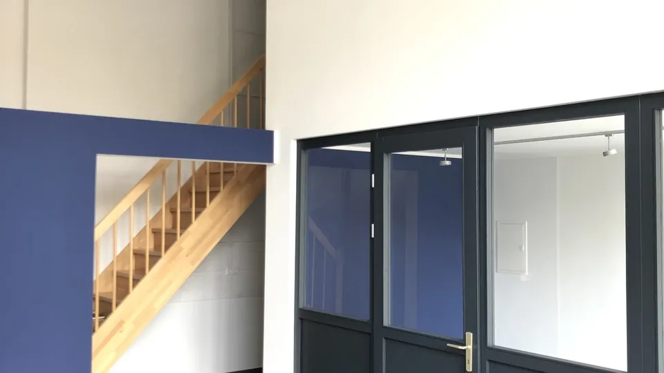 Attraktive Gewerbeeinheit mit flexibler Raumaufteilung und großer Fensterfront
