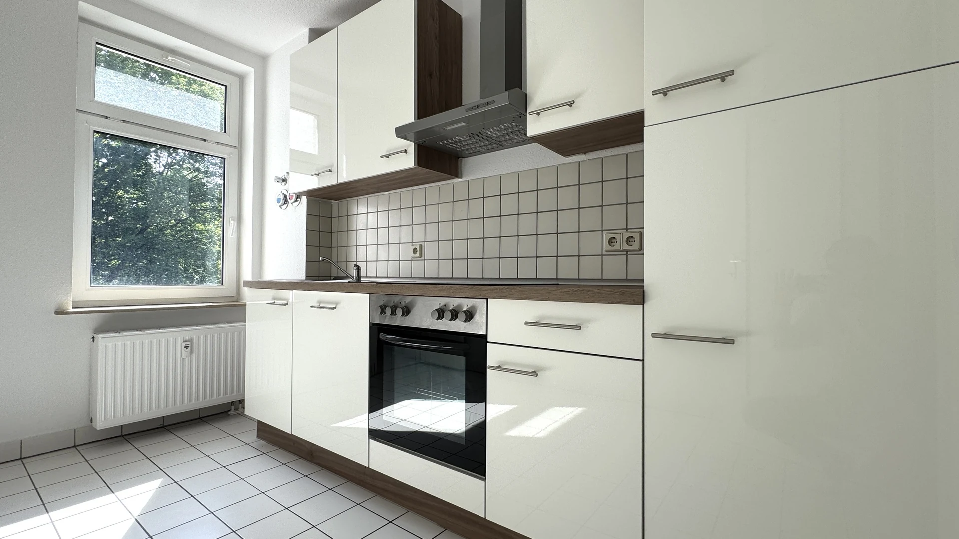 Helle 2-Raum-Wohnung mit Tageslichtbad, Einbauküche und Gemeinschaftsgarten