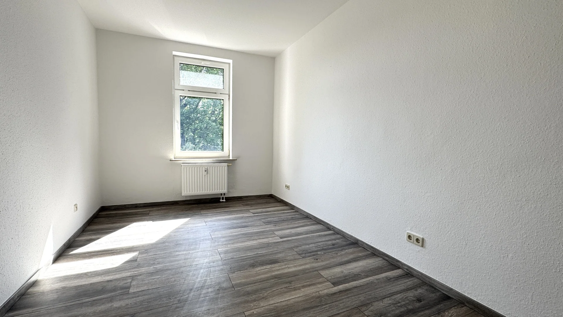 Helle 2-Raum-Wohnung mit Tageslichtbad, Einbauküche und Gemeinschaftsgarten