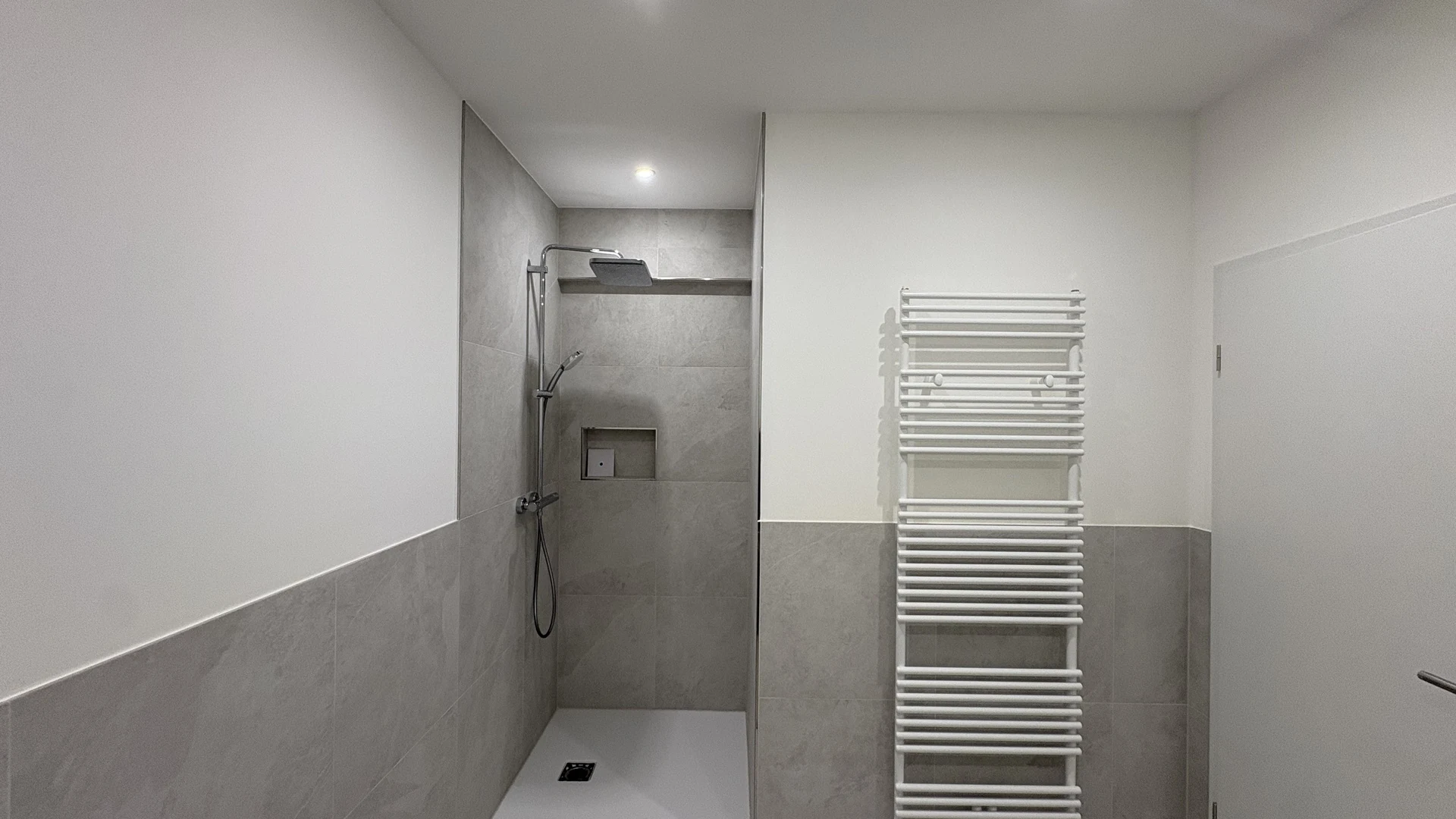 Moderne Terrassenwohnung – Erstbezug nach Topsanierung