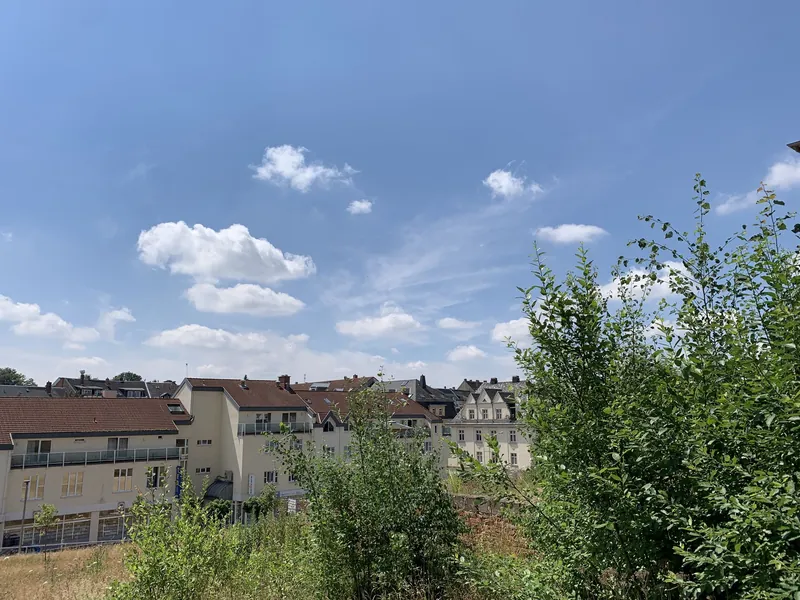 Baugrundstück mit Blick über die Dächer des Limbacher Stadtkerns