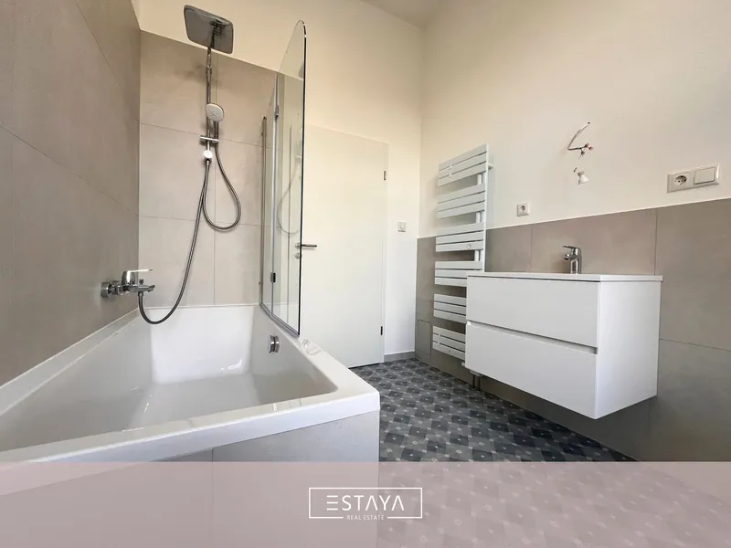 Erstbezug: 4,5-Zimmer-Wohnung mit 40 qm Dachterrasse und hochwertiger Badausstattung