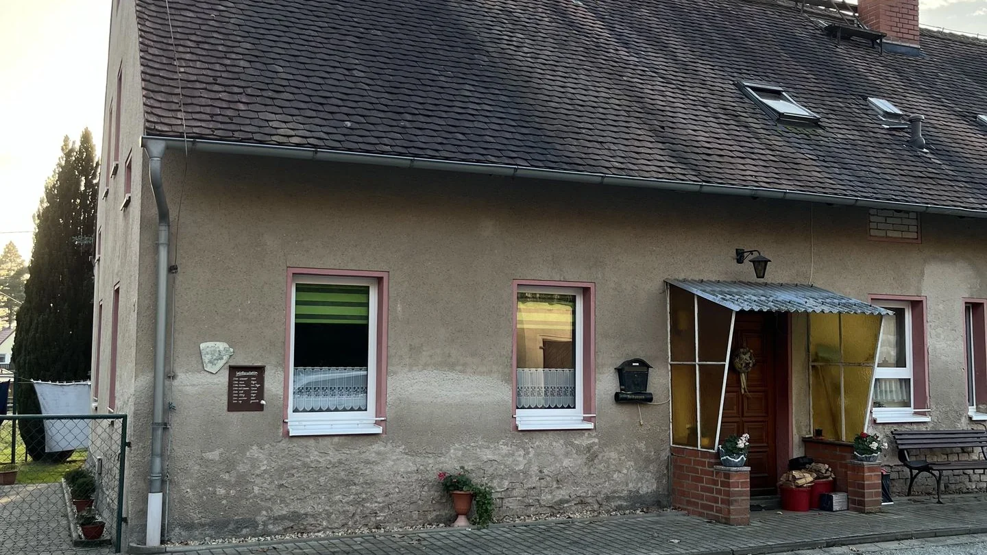 Zweifamilienhaus in idyllischer Landschaft mit einem Hektar Land