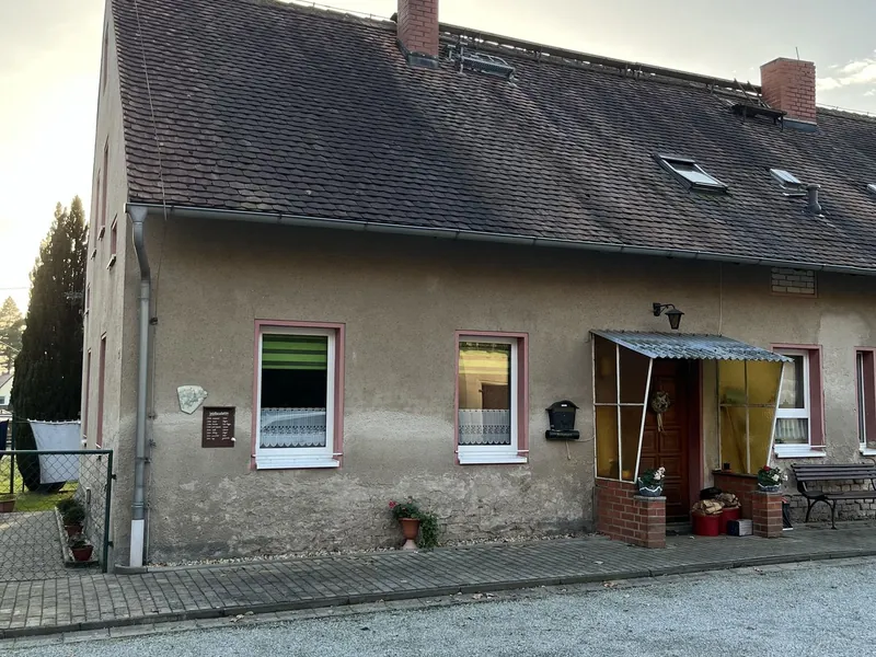 Zweifamilienhaus in idyllischer Landschaft mit einem Hektar Land