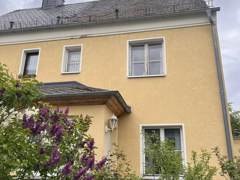 Chemnitz-Bernsdorf: Doppelhaushälfte mit Garage und hauseigenem Garten