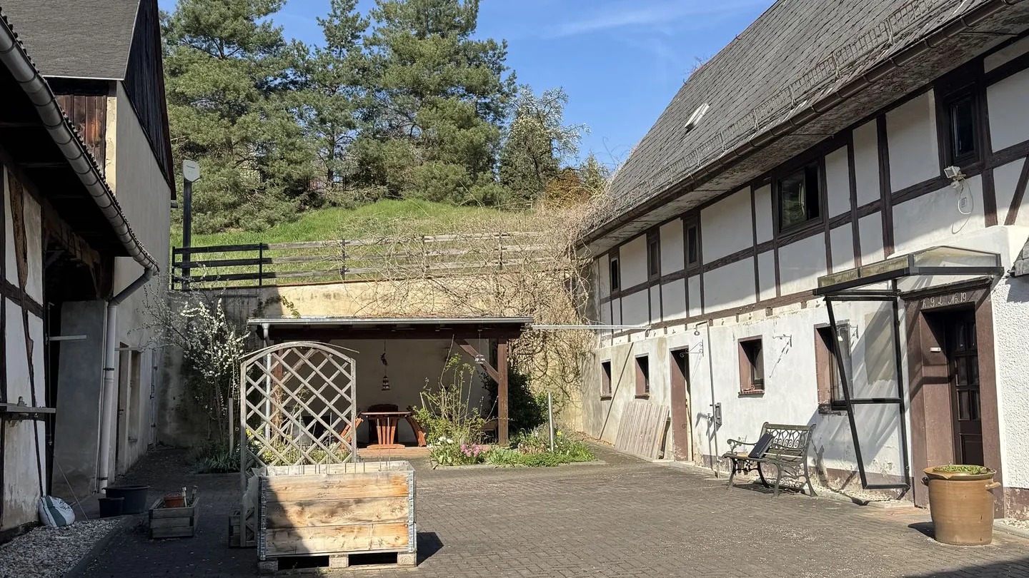 Historisches Fachwerkhaus mit gemütlichem Innenhof und ruhiger Lage in Wendishain.