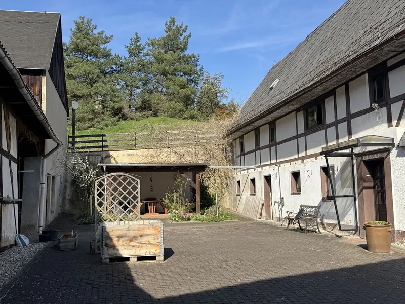 Historisches Fachwerkhaus mit gemütlichem Innenhof und ruhiger Lage in Wendishain.