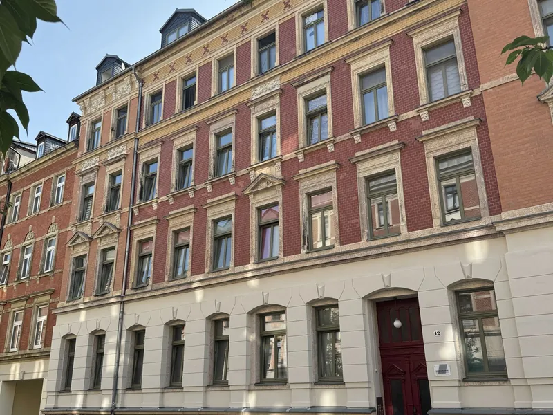 Perfekte WG-Wohnung für Studenten: Helle 3-Raum-Dachgeschosswohnung mit Balkon, Aufzug und EBK