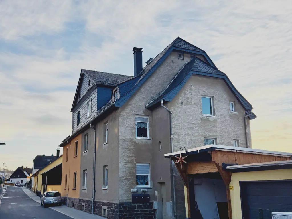 Bezugsfreies Zwei- bis Dreifamilienhaus mit großem Garten in familienfreundlicher Lage