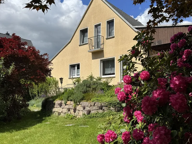 Zuhause zum Wohlfühlen: Großzügiges Haus mit viel Stauraum und Gartenlaube