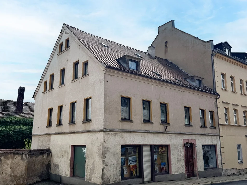 Charmantes Dreiparteienhaus mit großem Grundstück und Entwicklungspotenzial