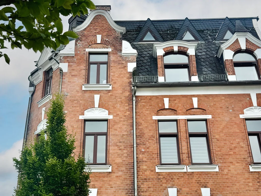 Sicher vermietet & modernisiert: Mehrfamilienhaus in Crimmitschau mit Ausbaureserve im Dachgeschoss