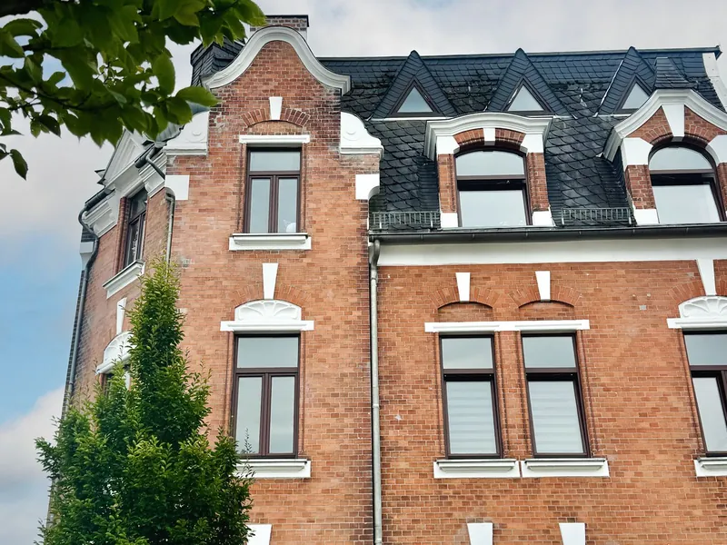 Sicher vermietet & modernisiert: Mehrfamilienhaus in Crimmitschau mit Ausbaureserve im Dachgeschoss