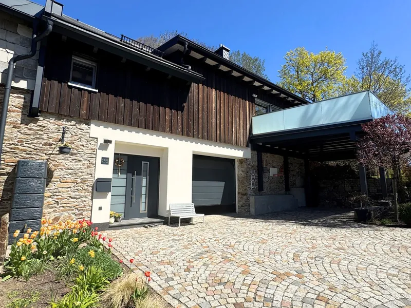 Hochwertiges Einfamilienhaus mit großzügiger Terrasse und naturnaher Lage am Feld