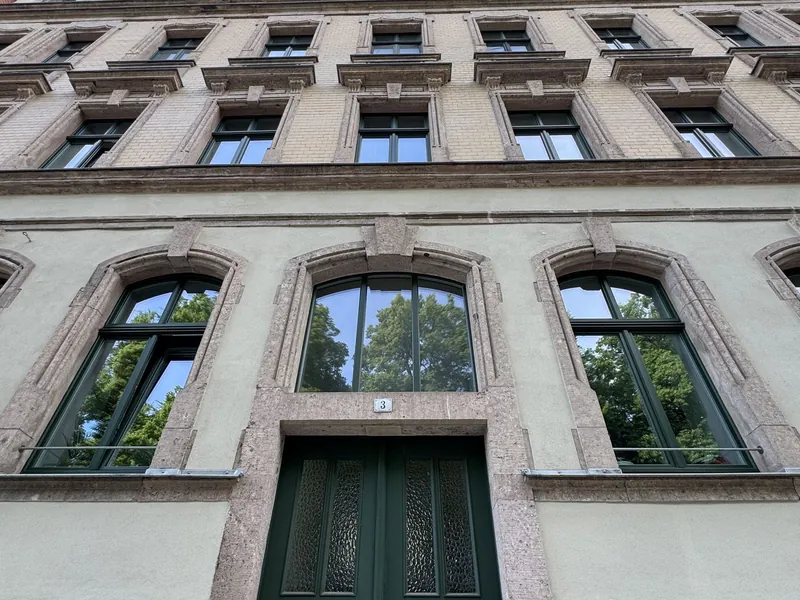 Wohnen am Schlossteich - attraktive 3-Zimmer-Wohnung mit großzügigem Balkon und Parkettfußboden