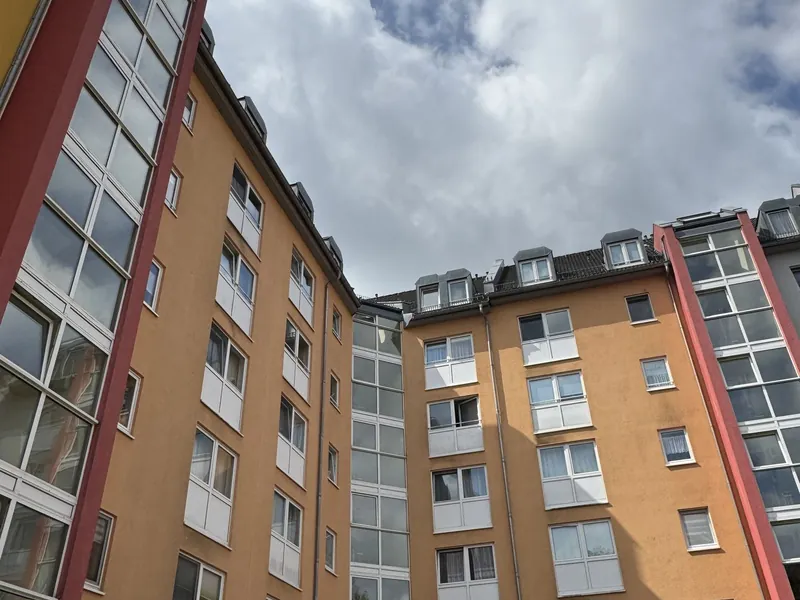 Gemütliche 1-Zimmer-Wohnung mit Balkon, Einbauküche und Tiefgaragenstellplatz in zentrumsnaher Lage