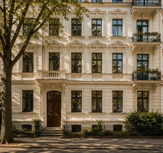 Mehrfamilienhaus, Altbaufassade mit Baum davor